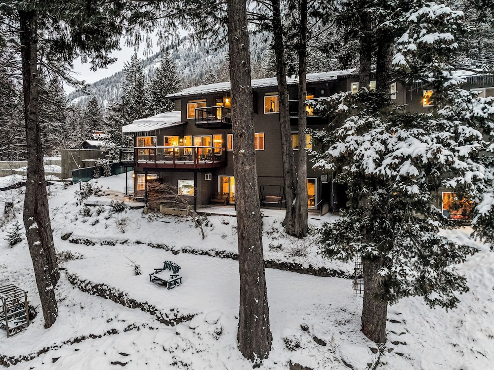 All Seasons River Inn