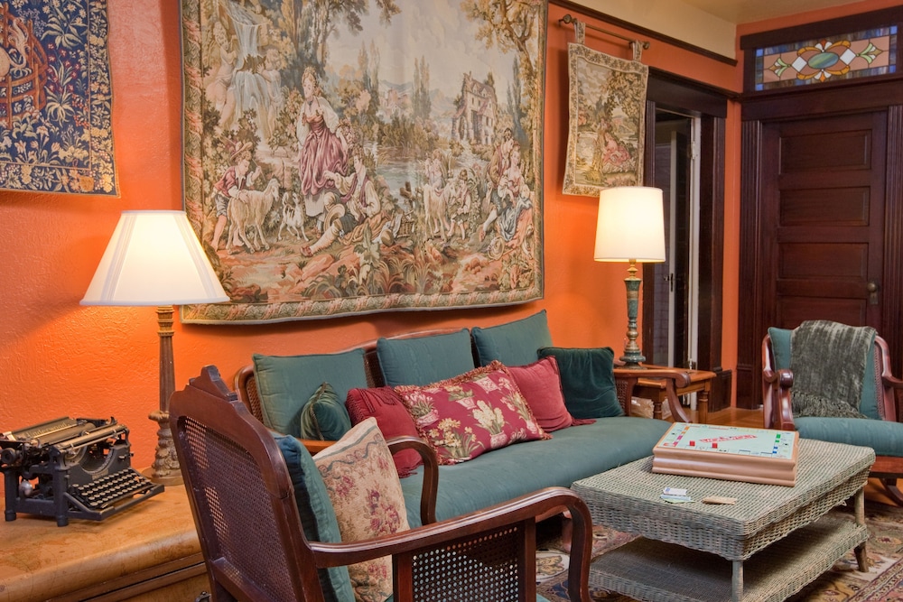 Kelley & Young Wine Garden Inn