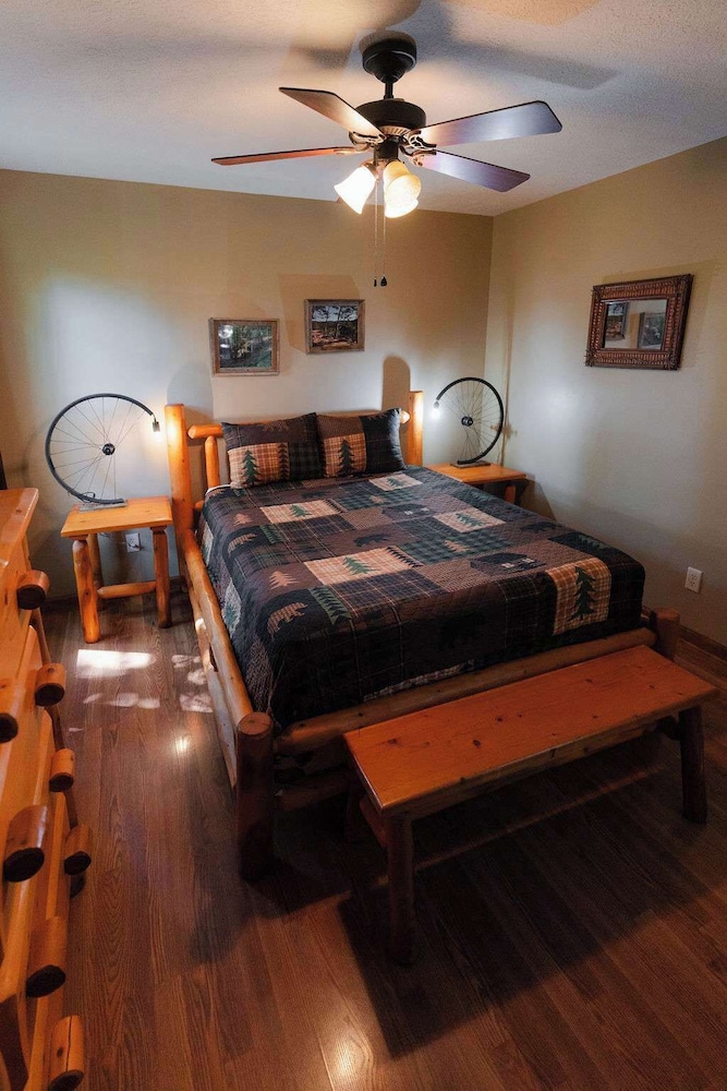 Cheerful Two Bdrm Cabin With Hot Tub & Pet Friendly