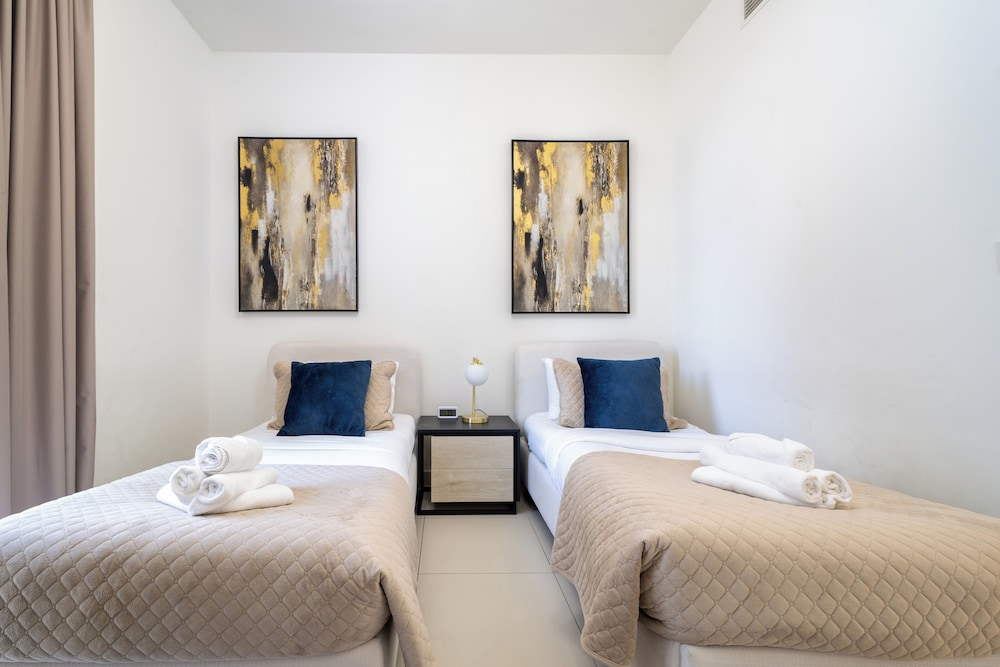 Delujo Stays – Burj Crown Collection