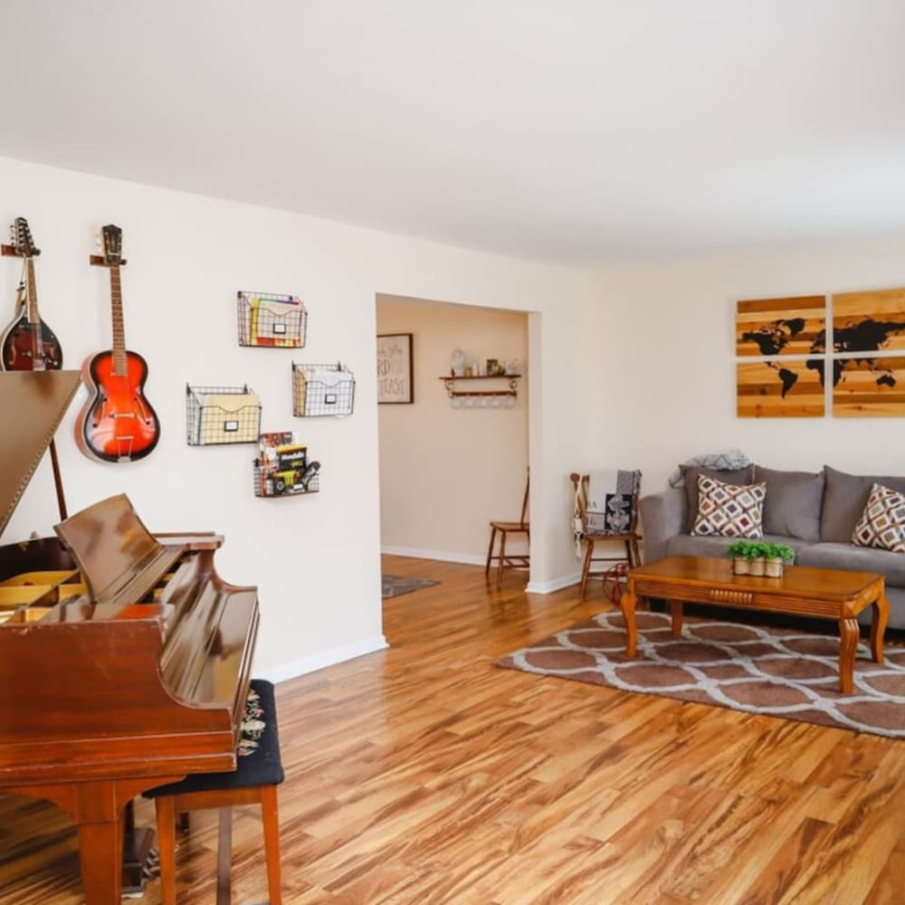 Dog Lover s Haven - Room in the Heart of Hampton view 5