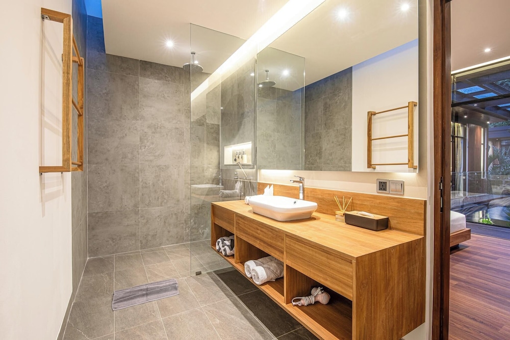 Elegant 6BR Canggu Villa Steps From the Ocean