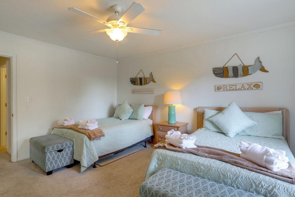650 Feet to the Beach! Arcadian Shores Townhome