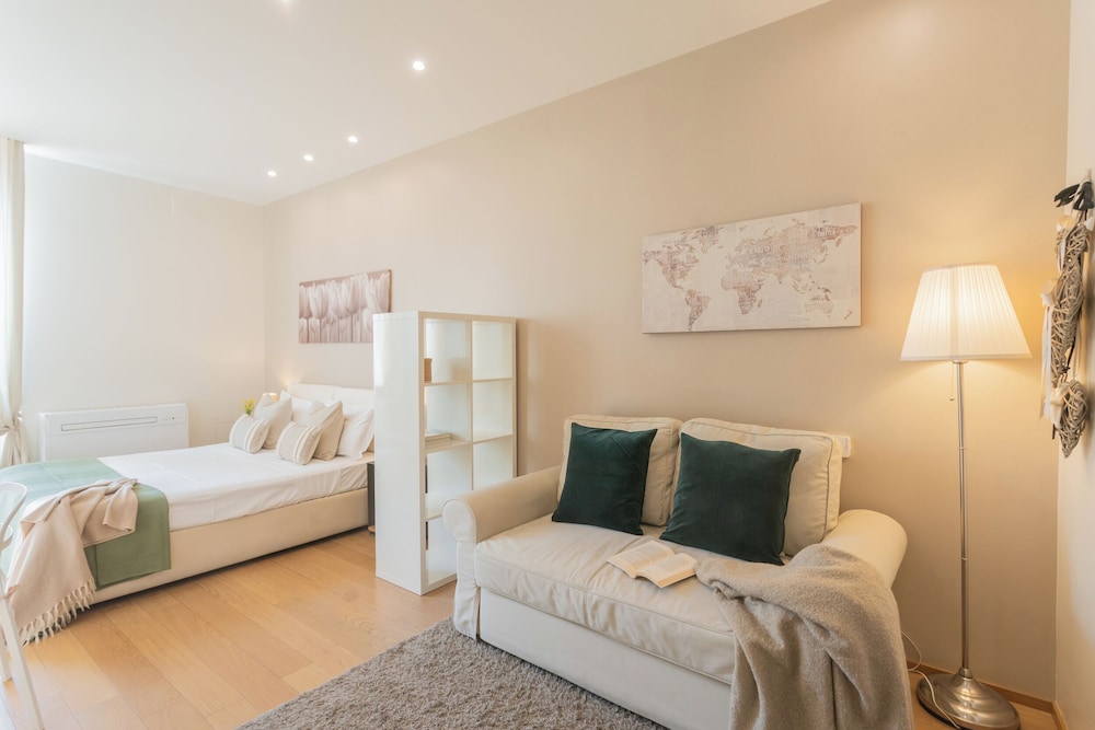 MT Studio by Rent All Como by Rent all Como