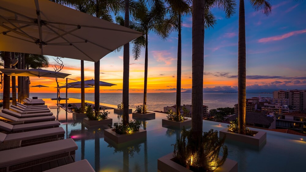 Stylish King-bed Unit - Pool - Ocean View - Gym