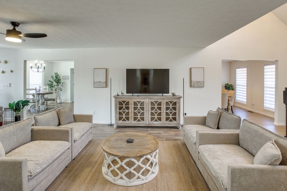 Private Deck & Game Room: Portland Group Getaway
