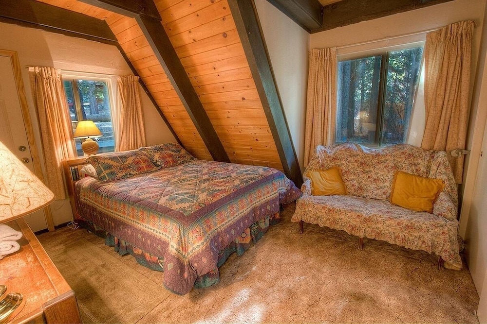 Lodgepole Chalet 3 Bedroom Home by RedAwning view 2