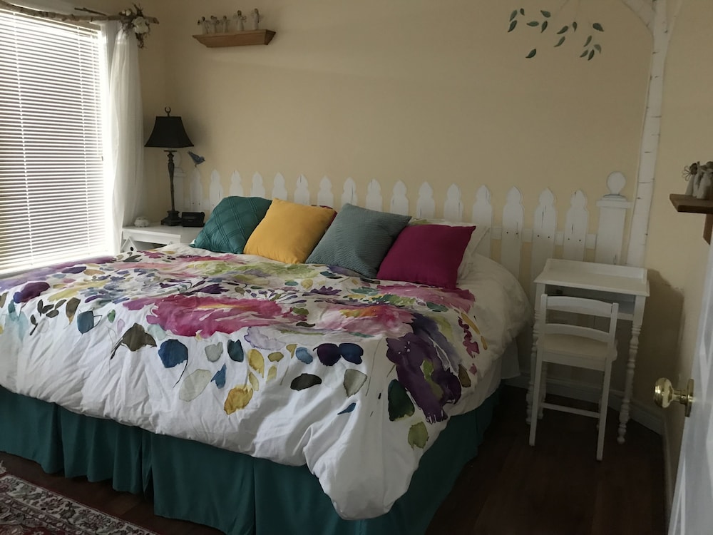 Golden Pathways Retreat and B&B