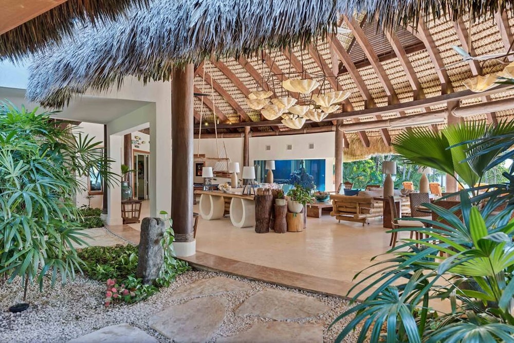 Dazzling Beachfront Villa With Swim-up Bar