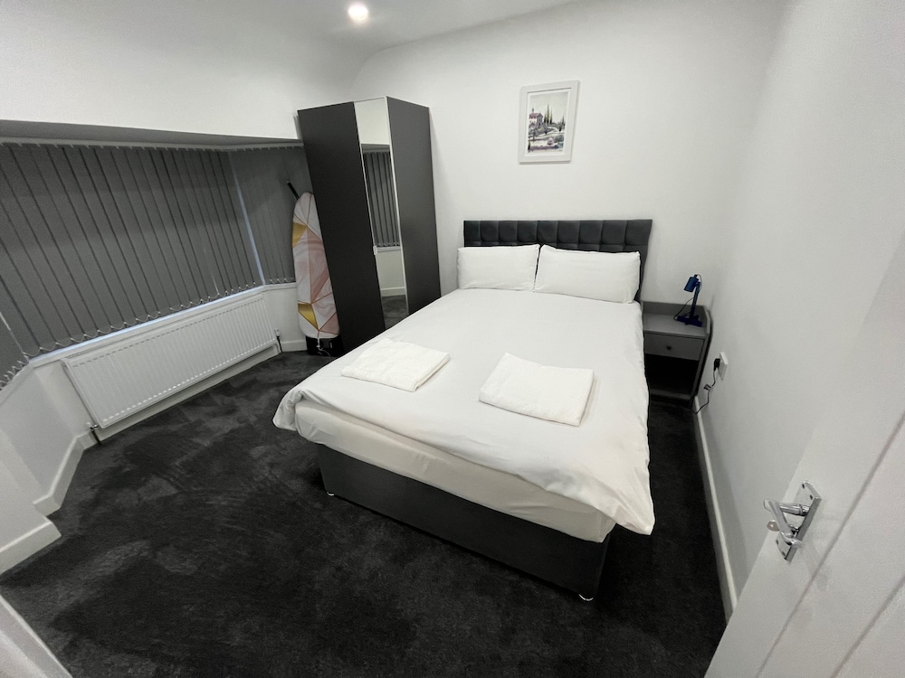Spacious 4 Bed Home - Sleeps 7, Garden & Parking
