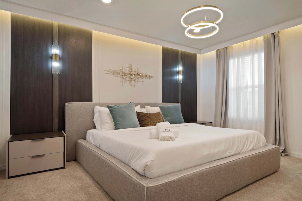 Luxurious Windsor Cay Villa Private Pool, Epic Game Room & Minutes to Disney!