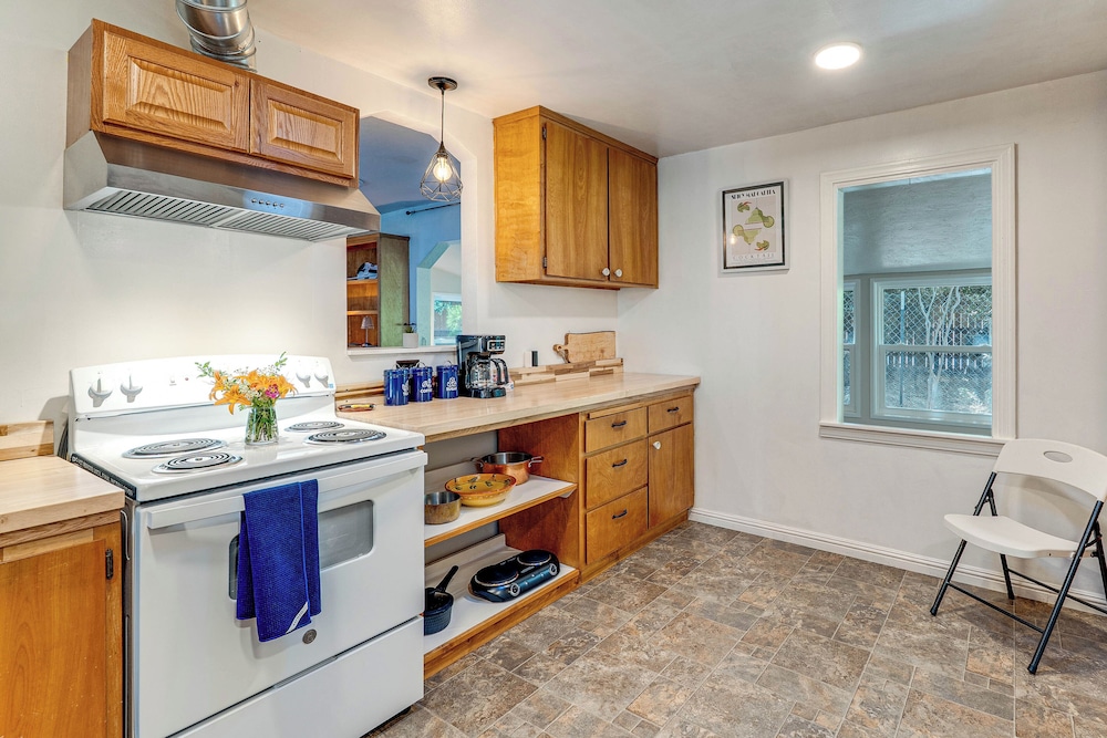 Wine Country Cottage in Historic Fiddletown!
