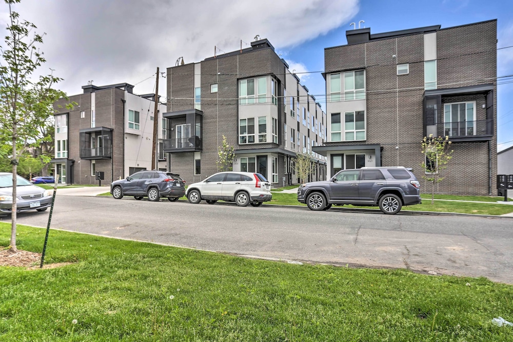 Trendy Denver Townhome - Walk to Mile High Stadium view 3