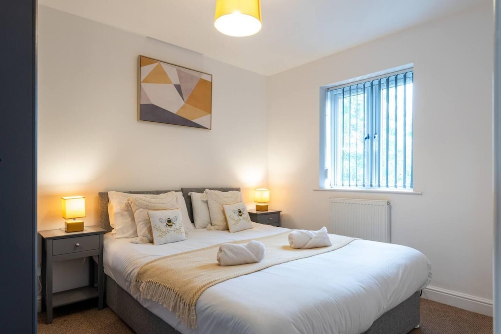 Stunning 3-bed House in Derby view 5