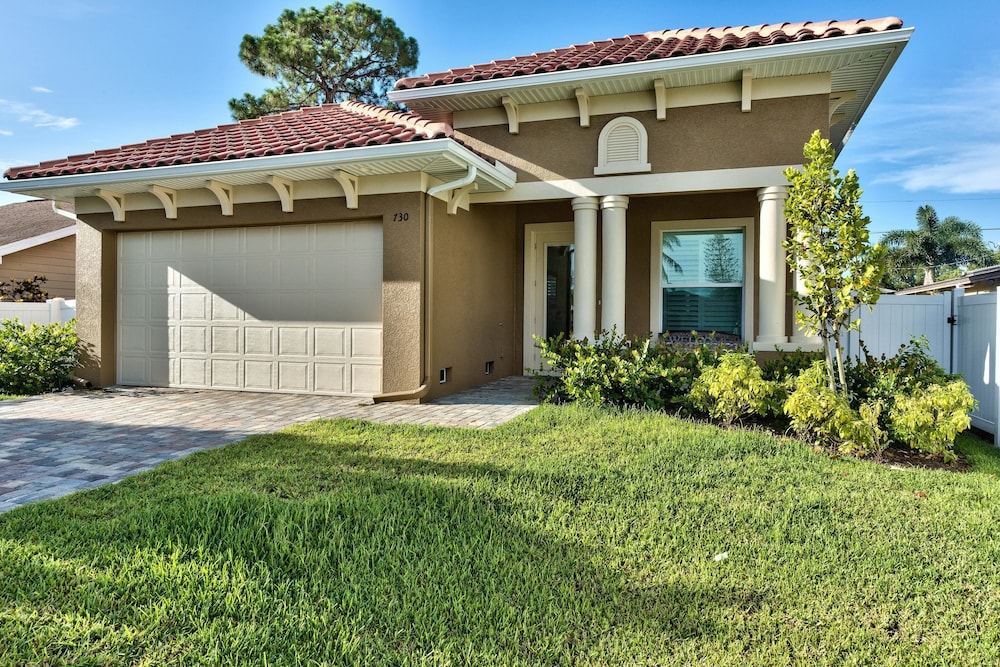 Amalfi Vacation Rental: Stylish 3-BR Retreat Steps from Vanderbilt Beach. Relax by the Private Pool and Enjoy Modern Amenities. Ideal for Families with Eas