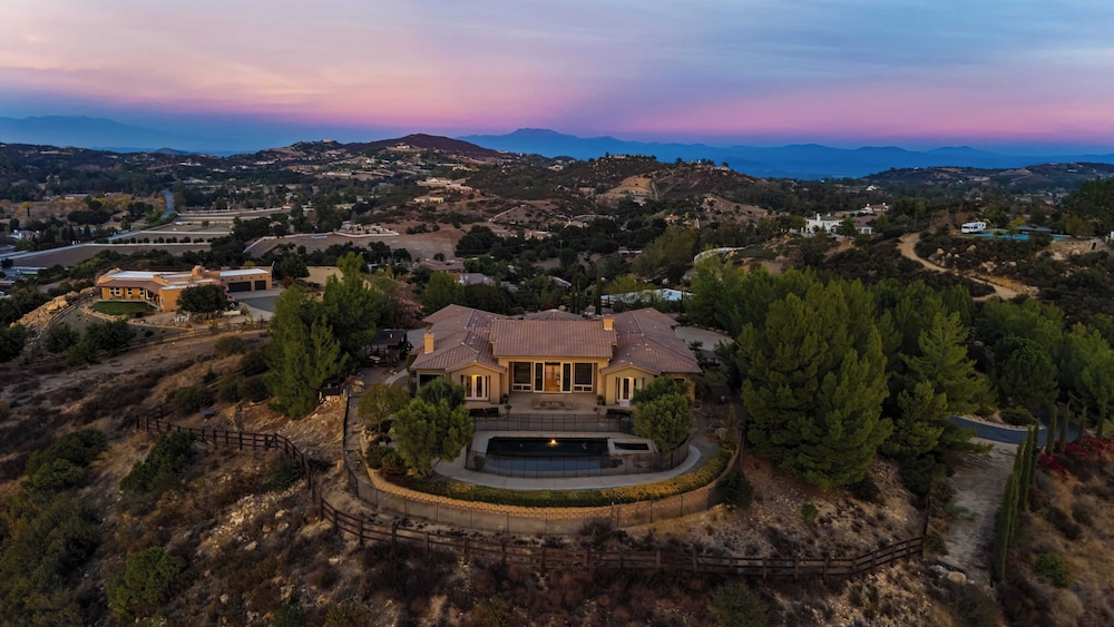 Hilltop Estate w/ Pool, Hot Tub, Fire Pit, Views Cleveland Vista by Avantstay