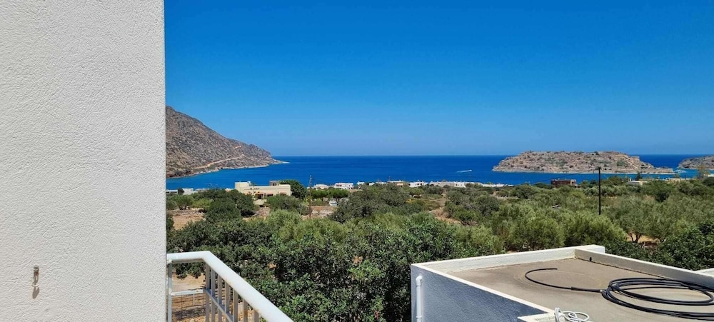 Plaka-sleeps4-parking-pool-hottub-seaviews