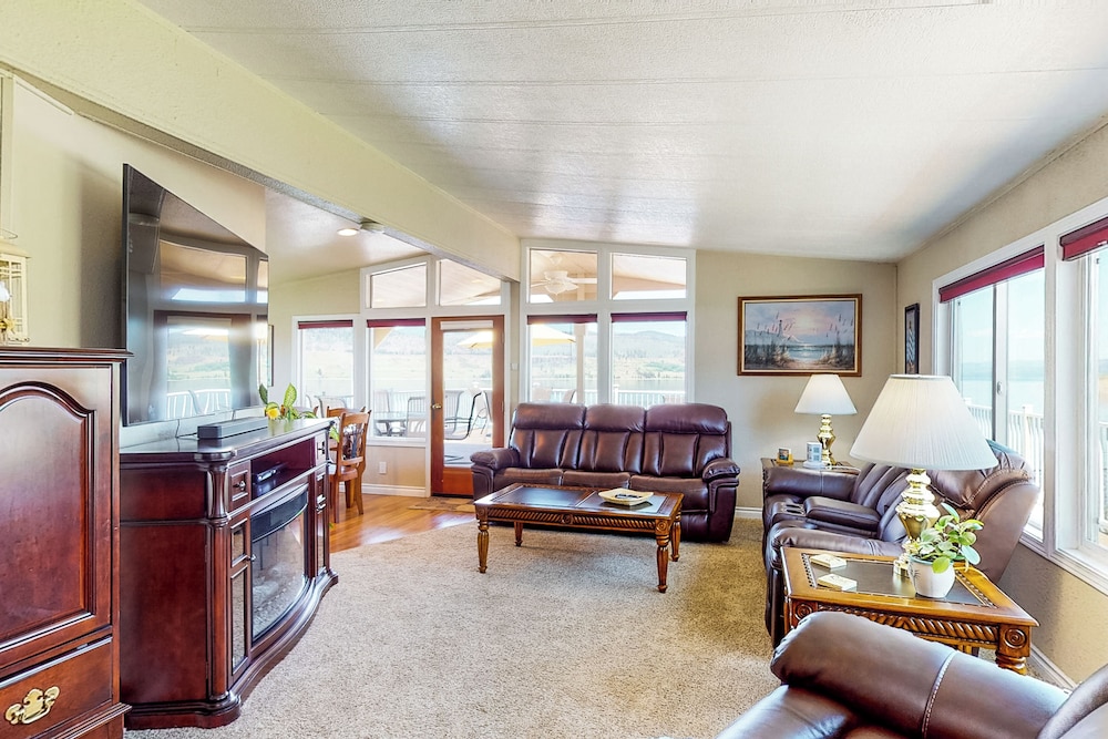 Paradise Point: Lakefront Escape w/ Views
