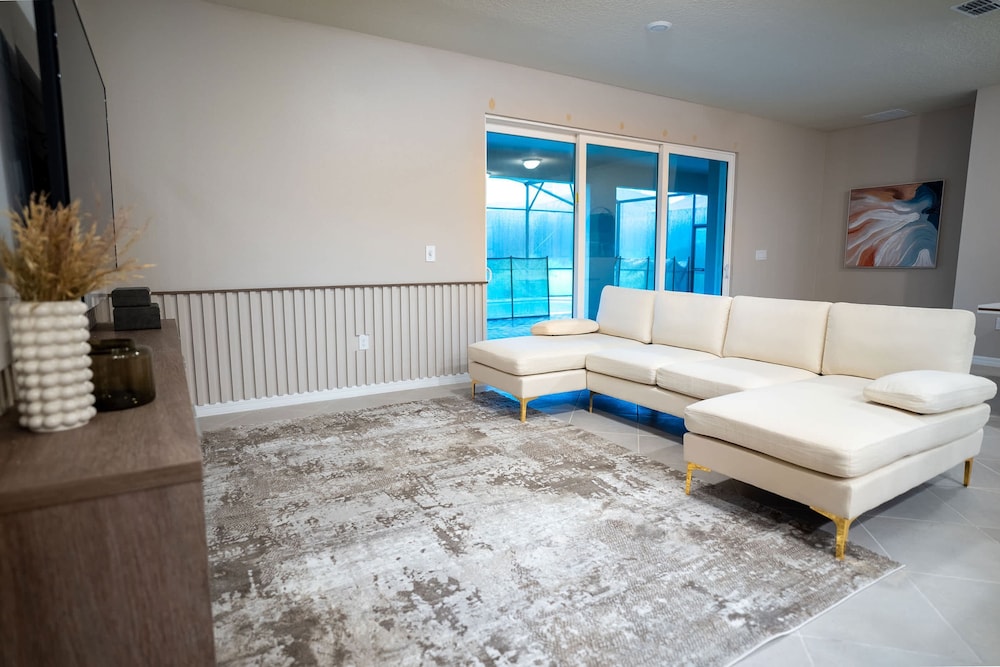 Fun and Relax 10 Bed Home Pool Themed Rooms