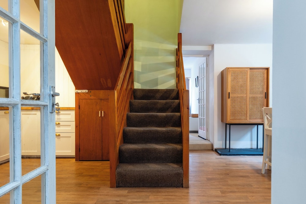Stunning 8-Bedroom Home in Painswick