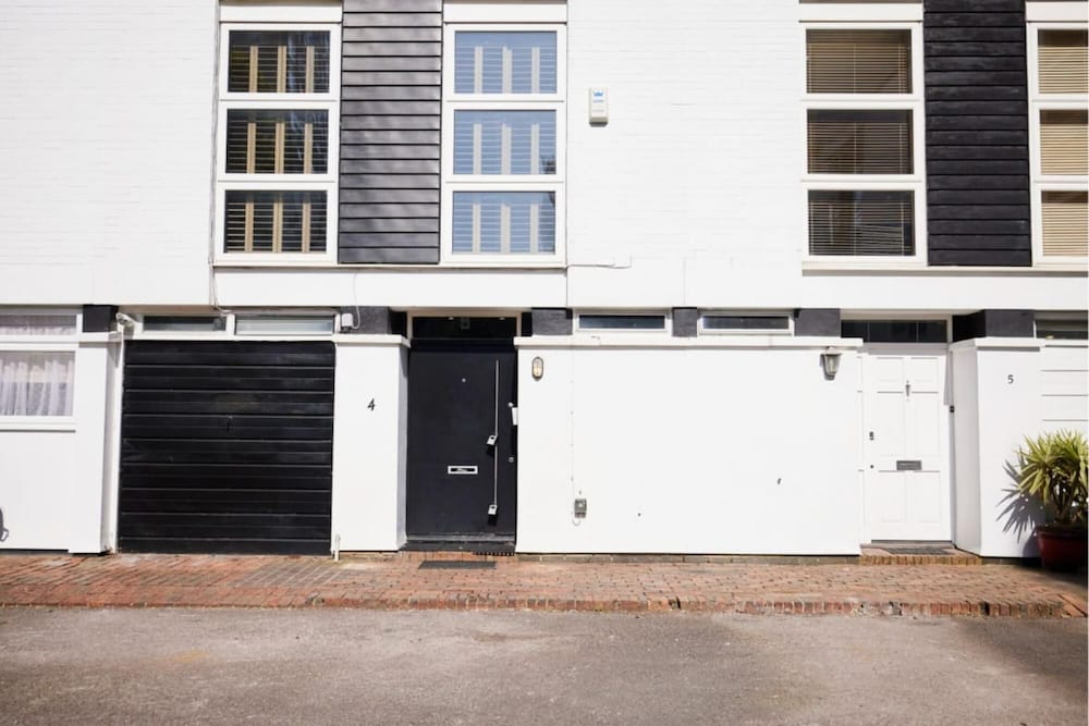 The Swiss Cottage Wonder - Glittering 2bdr House With Garden