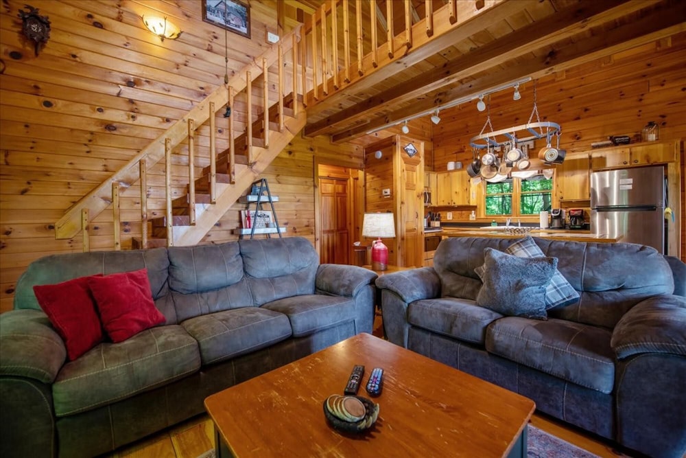 Hilltop Hideaway - Endearing Mountain Cabin With Hot tub Foosball pet Friendly view 4