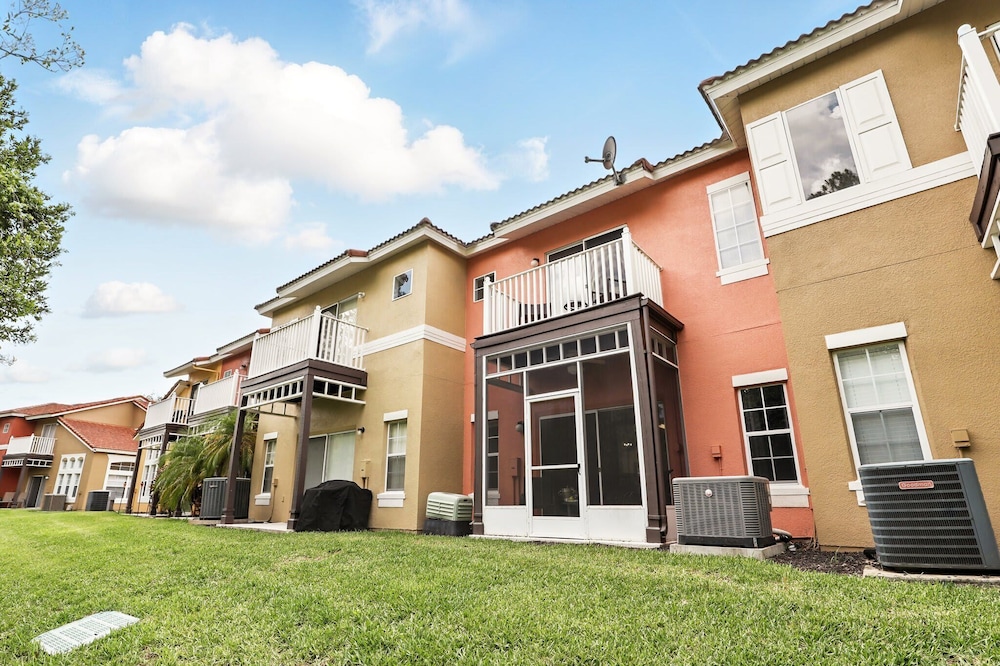 Disney Charm, Steps From Pool and Clubhouse!