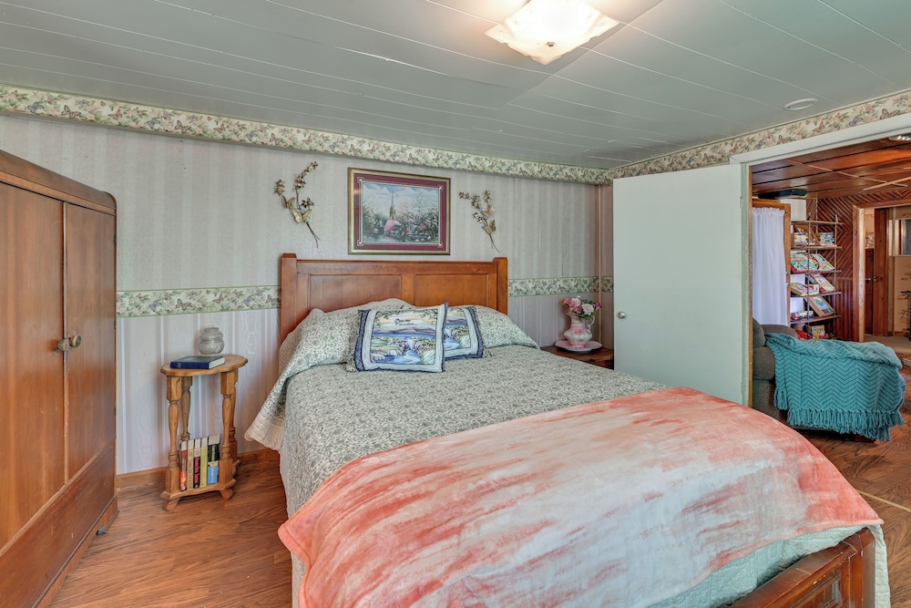 Hike & Fish: Rustic, Timeless Mckee Home w/ Yard