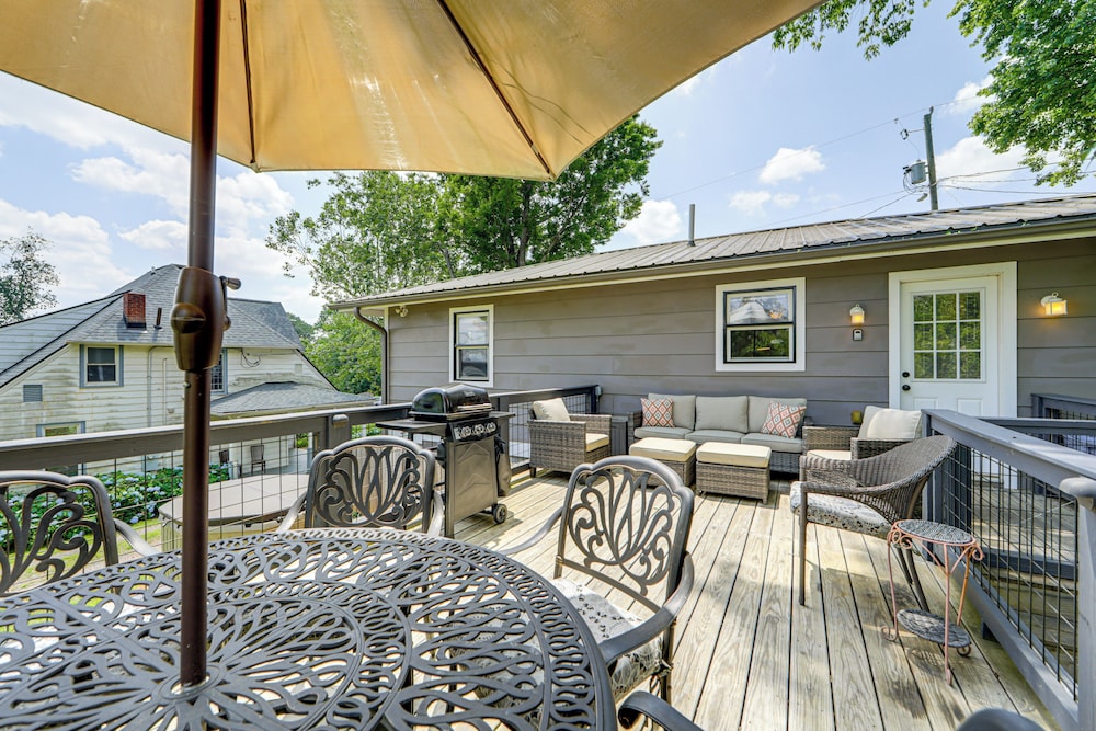 1/2 Mi to River Arts District: Home w/ Deck!