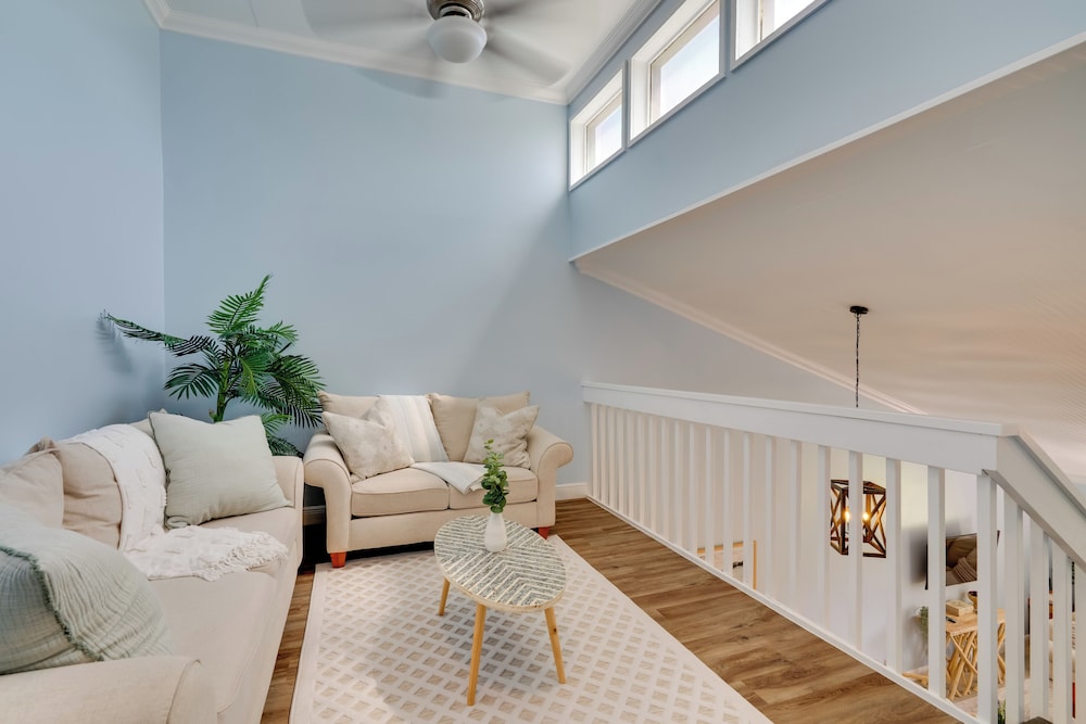 7 Mi to River District & Beach: Fort Myers Retreat