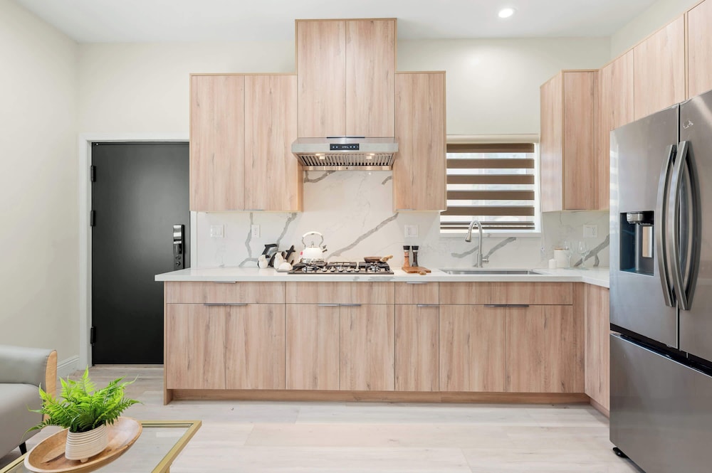 Cozy Modern Home w Full Kitchen Parking