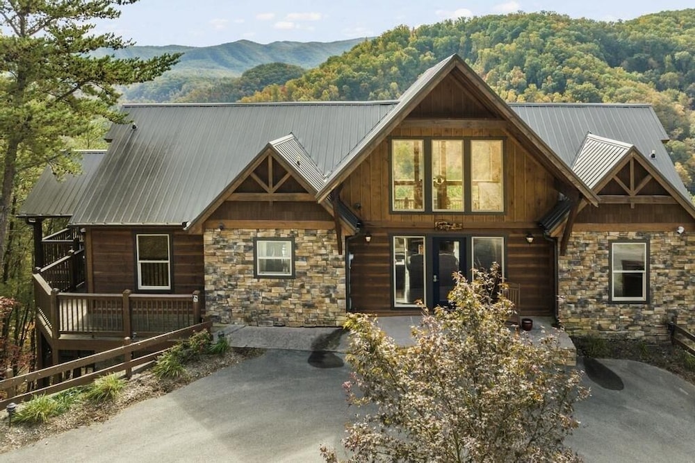 Eagle's Nest - 3 Bedrooms, 3.5 Baths, Sleeps 10 Home by RedAwning
