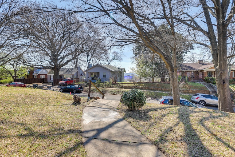 Walk to Amphitheater & Stadium: Home w/ Deck!