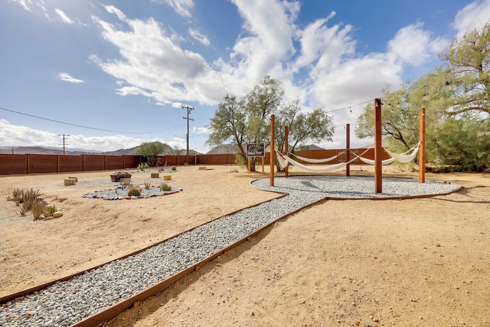 Mtn-view Home ~ 8 Mi to Joshua Tree Natl Park!