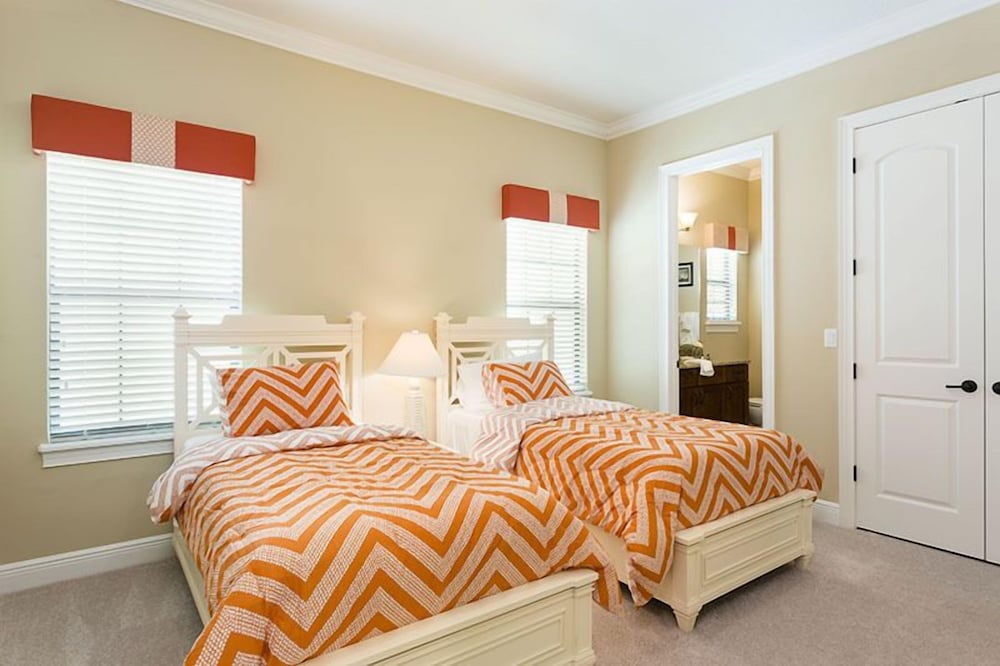 5 Bed 5 Ba Villa with Game Room, Pool & Spa - Image 5