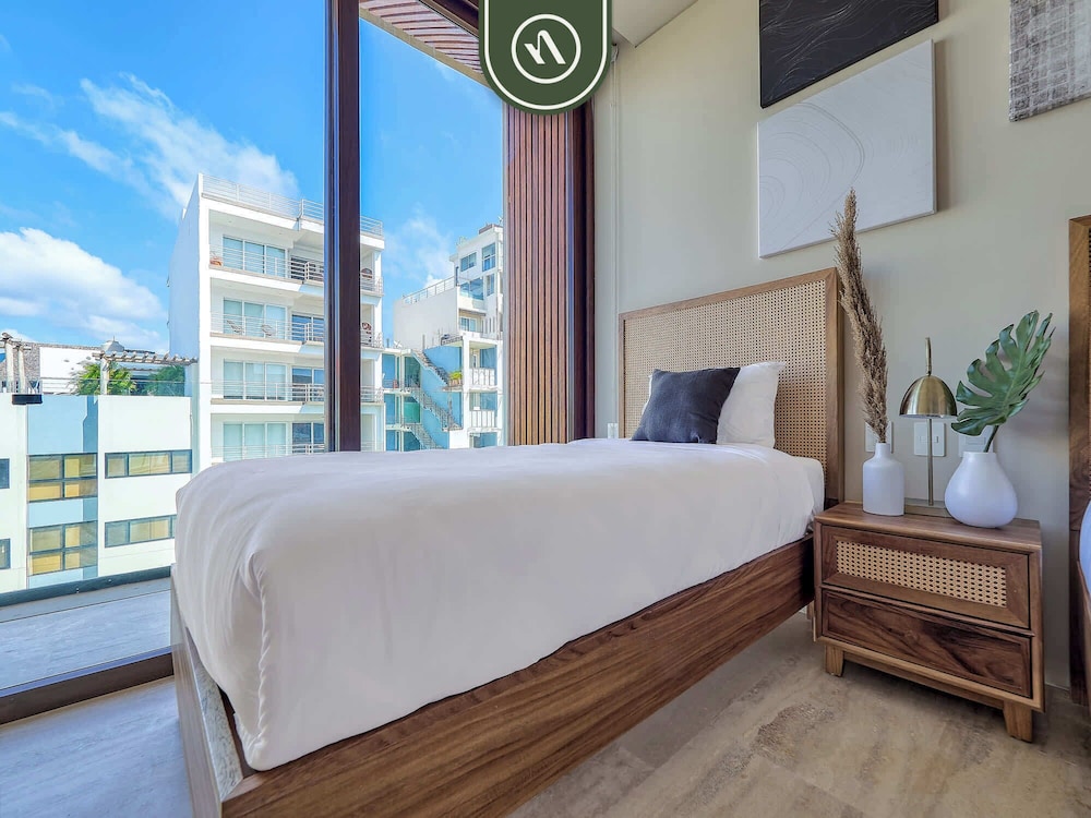 Luxury 4BR Oceanfront Condo - Private Beach - Pool