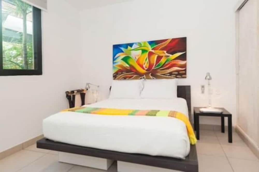 Spacious Contemporary 2 Bed Swim Up Condo- ENCANTO 102 – By Salt-Kisse view 2