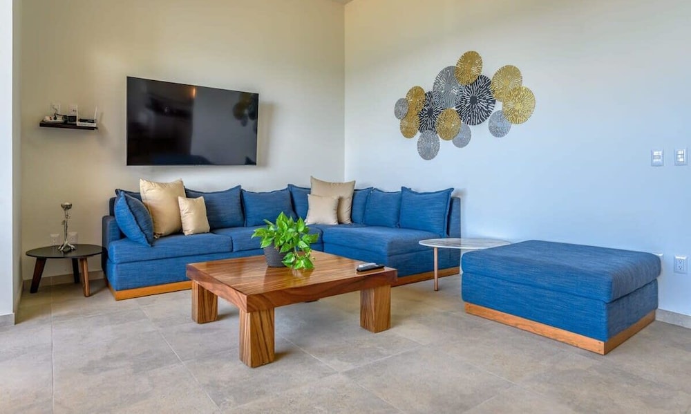 Luxurious 3BR Condo Right Next to the Beach - King