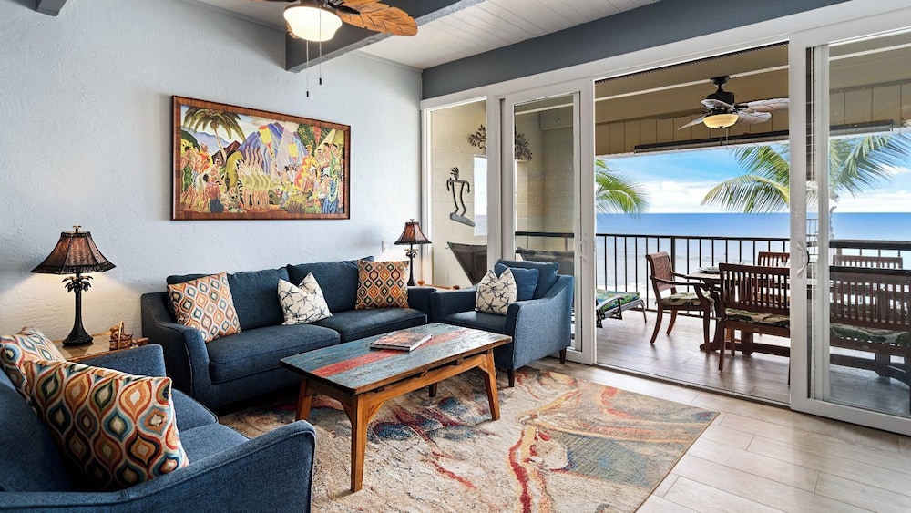 Stunning Top Floor Ocean Front Condo AC & Wifi