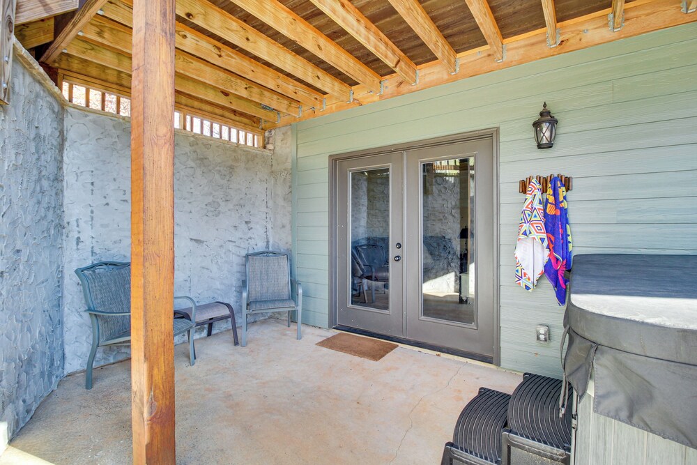 Hot Tub & Movie Room: Updated Cabin in Ellijay!