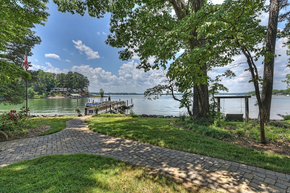 Landover Lodge by Avantstay Waterfront Dock