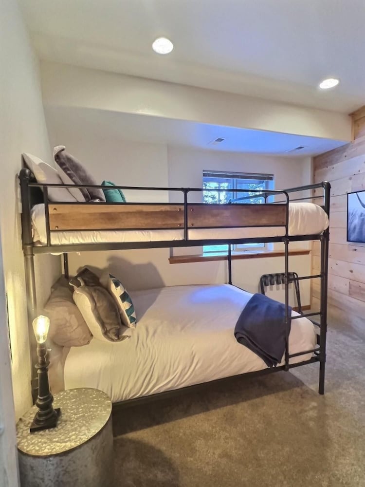 High Alpine Lodge Stunning Views of Pikes Peek Hot Tub Garage 4 Bedrooms view 5