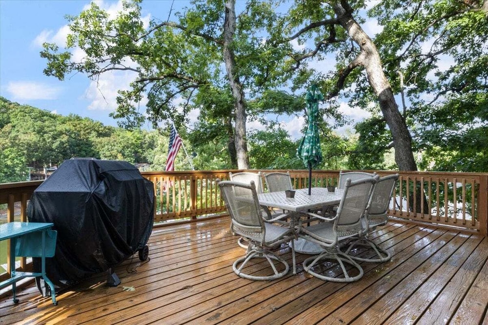 Lakefront Home, Private Dock + Kayaks,arcade Games, Pet Friendly