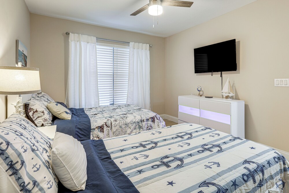 8 Mi to Stuart Beach: Home w/ Pool Access!