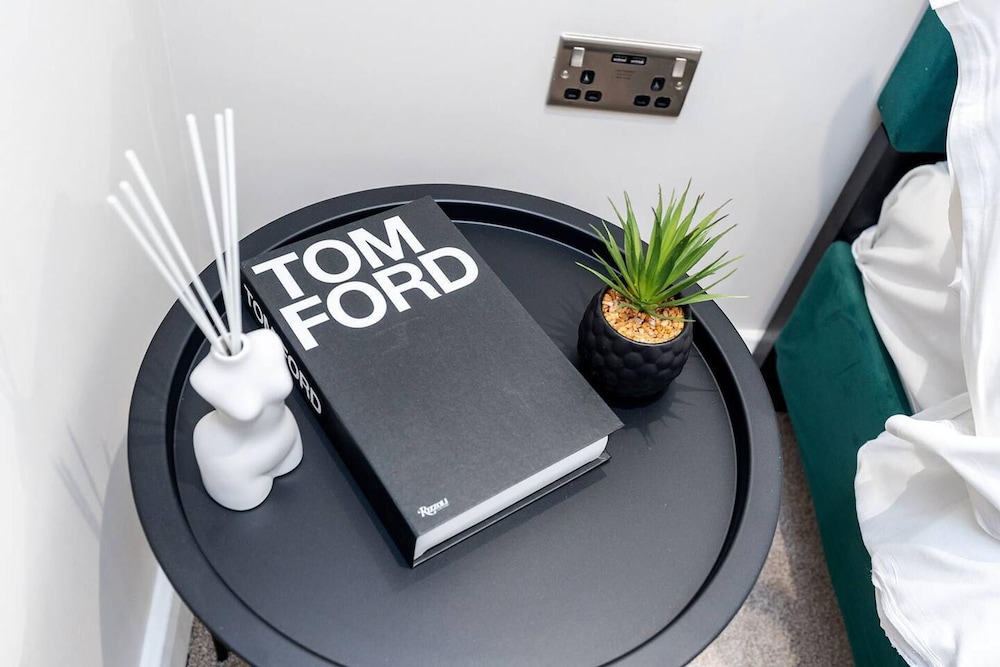 Luxury 1 Bed Apt With City Views Heart of Leeds view 5