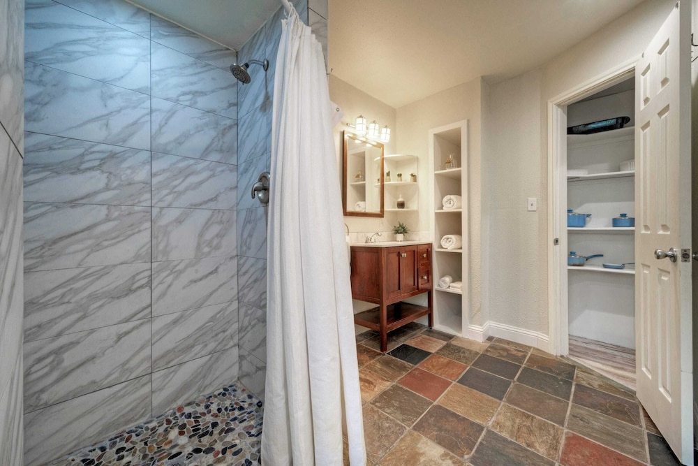Golf Cart Zone, Walk or Ride to Beach Patio + BBQ Salty Sunshine #A