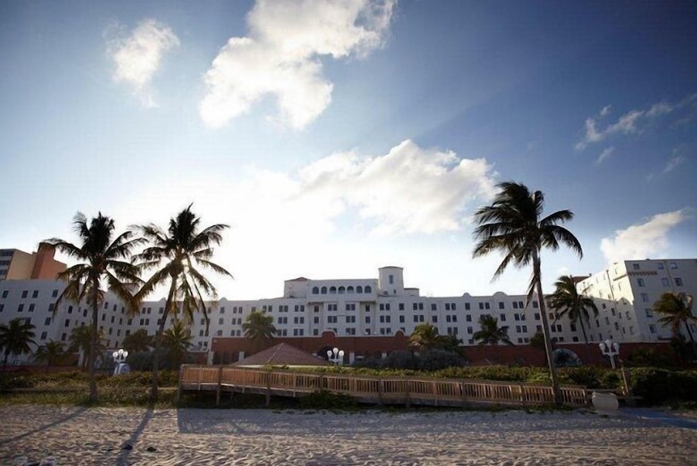 Hollywood Beach Resort - Renovated Large Studio