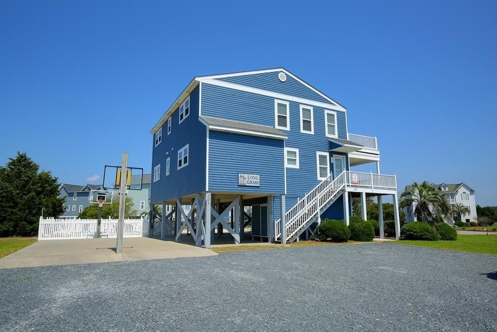 Long Grass 5 Bedroom Home by RedAwning