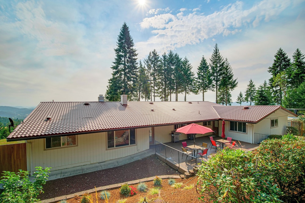 4 Mi to River: Umpqua Valley Villa w/ Fire Pit!