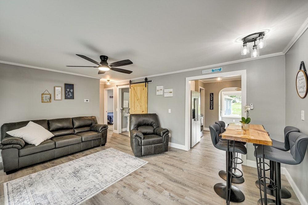 Lakefront Getaway w/ Private Dock in Colon!
